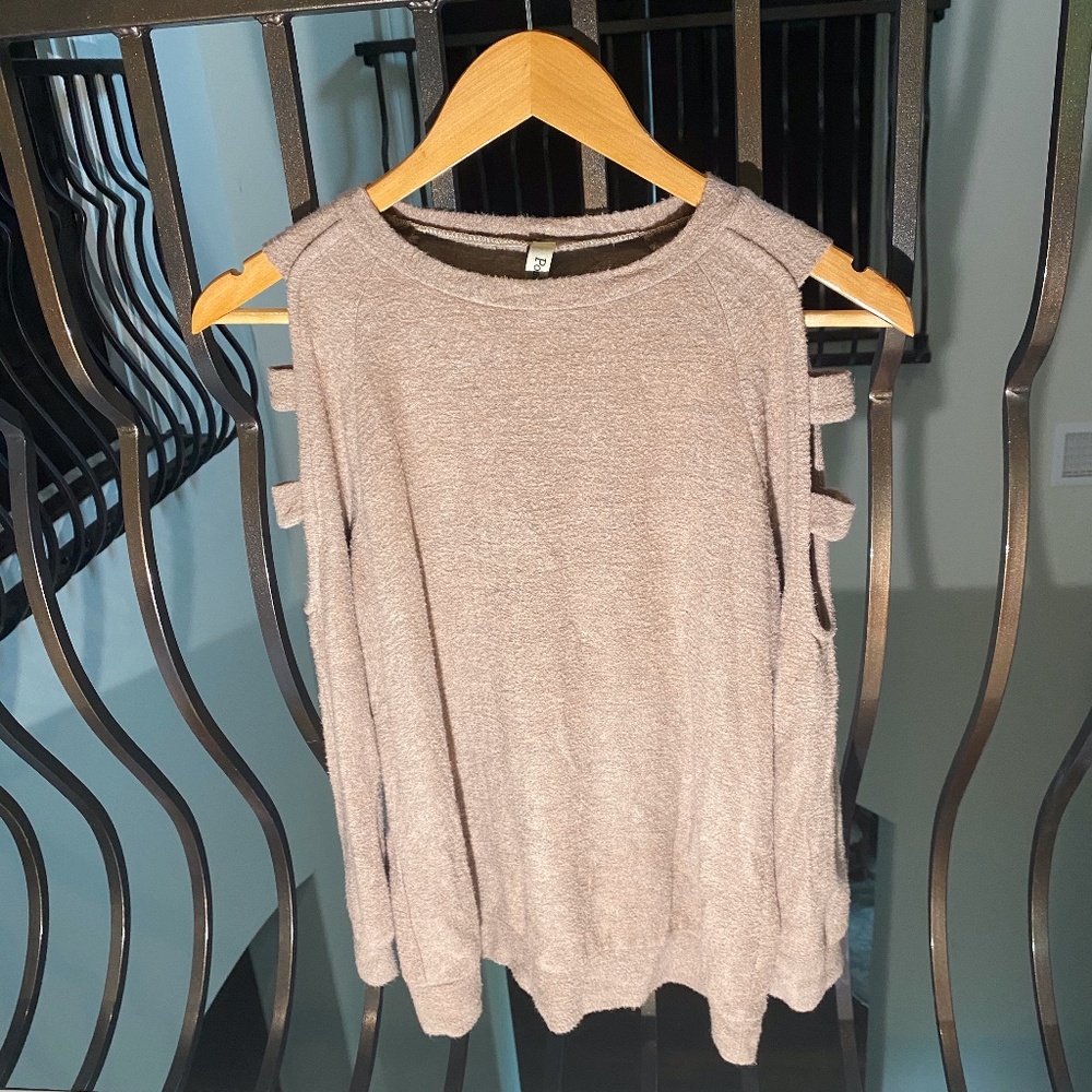 open shoulder long sleeve top
